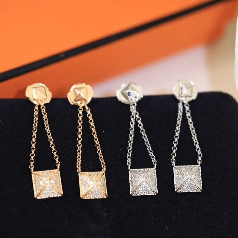 H**me5 earrings